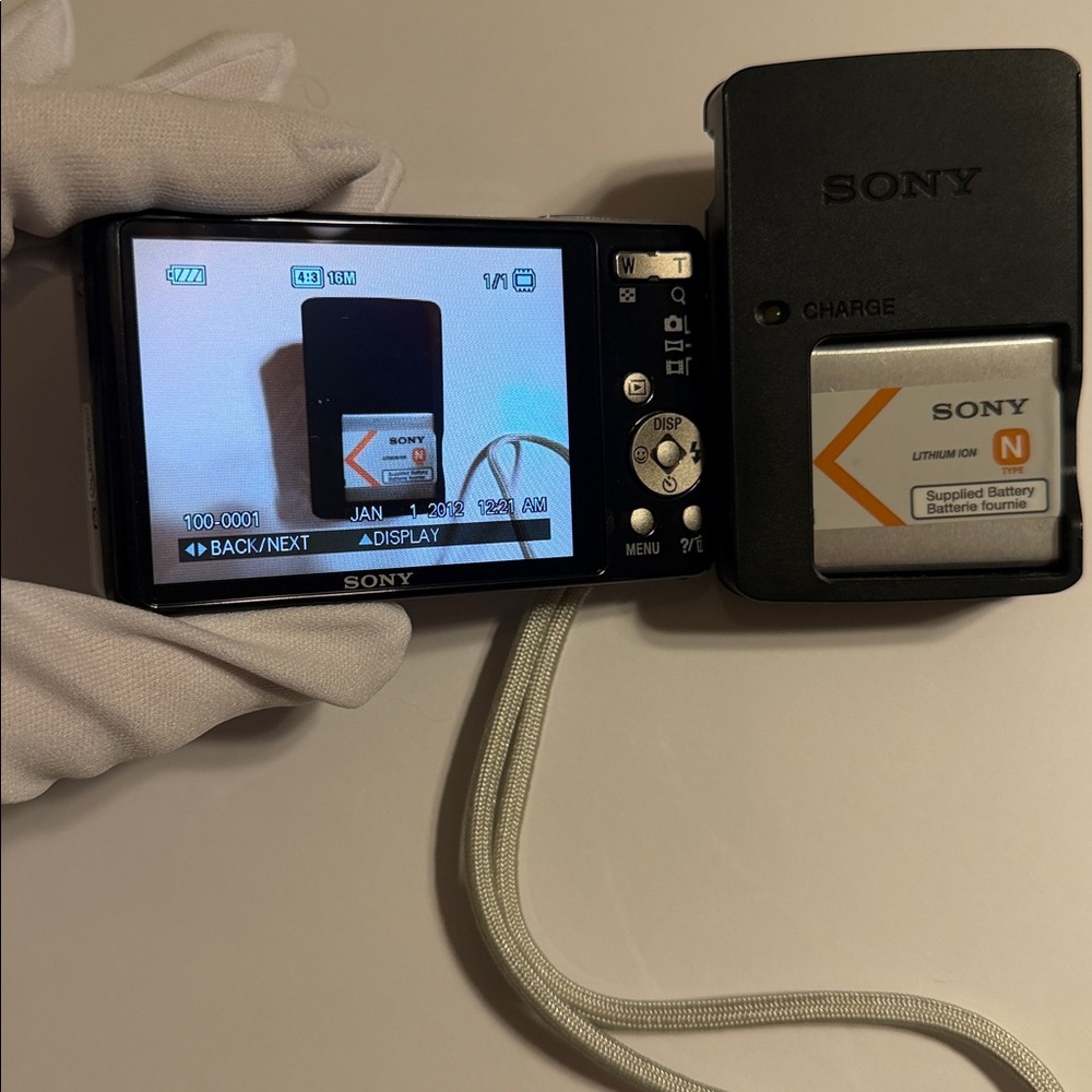 Sony Cyber-Shot DSC-W690 16.1MPCCD Digital Camera - Picture 10 of 13